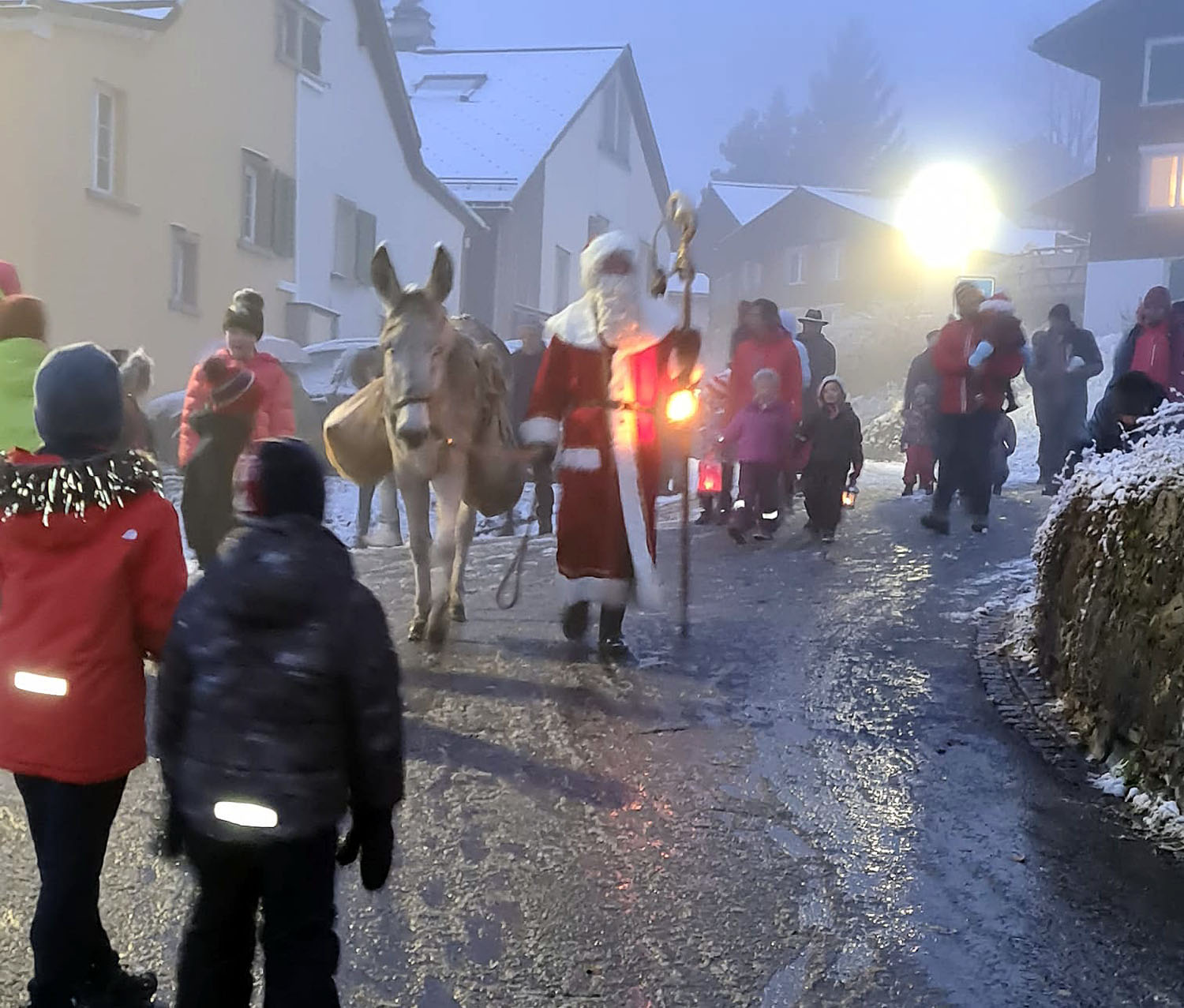 Samichlaus und Esel unterwegs zum Adventsapéro Schwändi