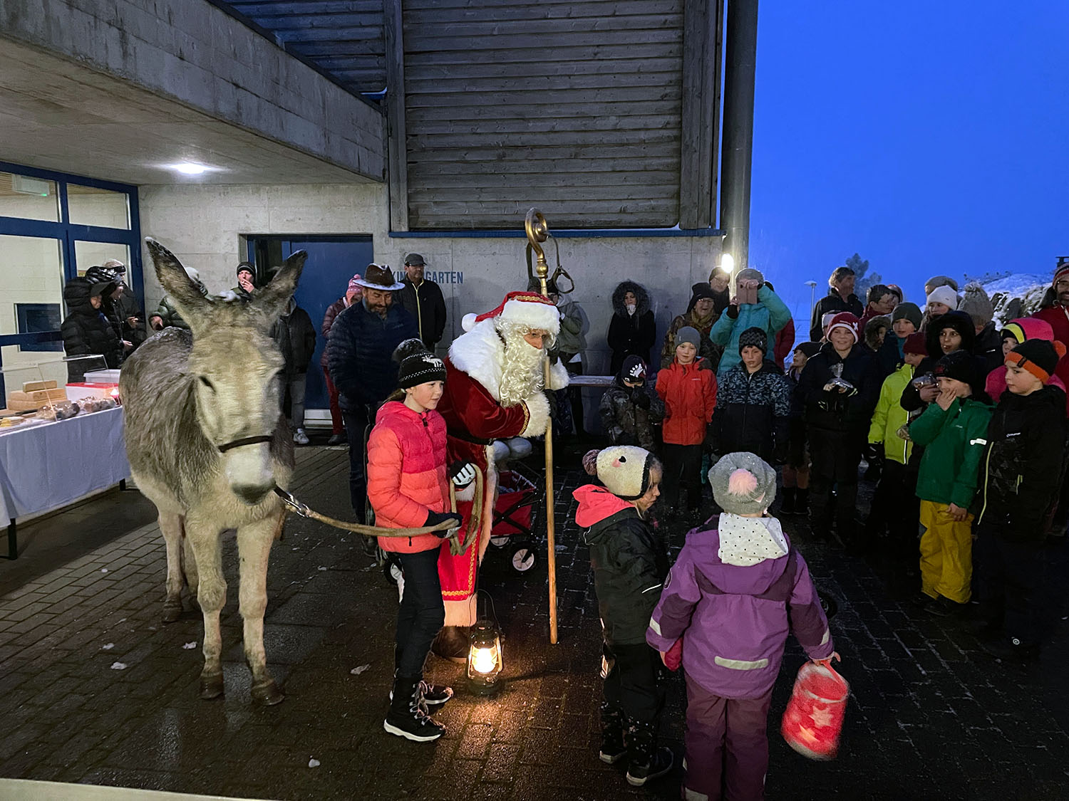 Der Samichlaus mit seinem Esel am Adventsapéro