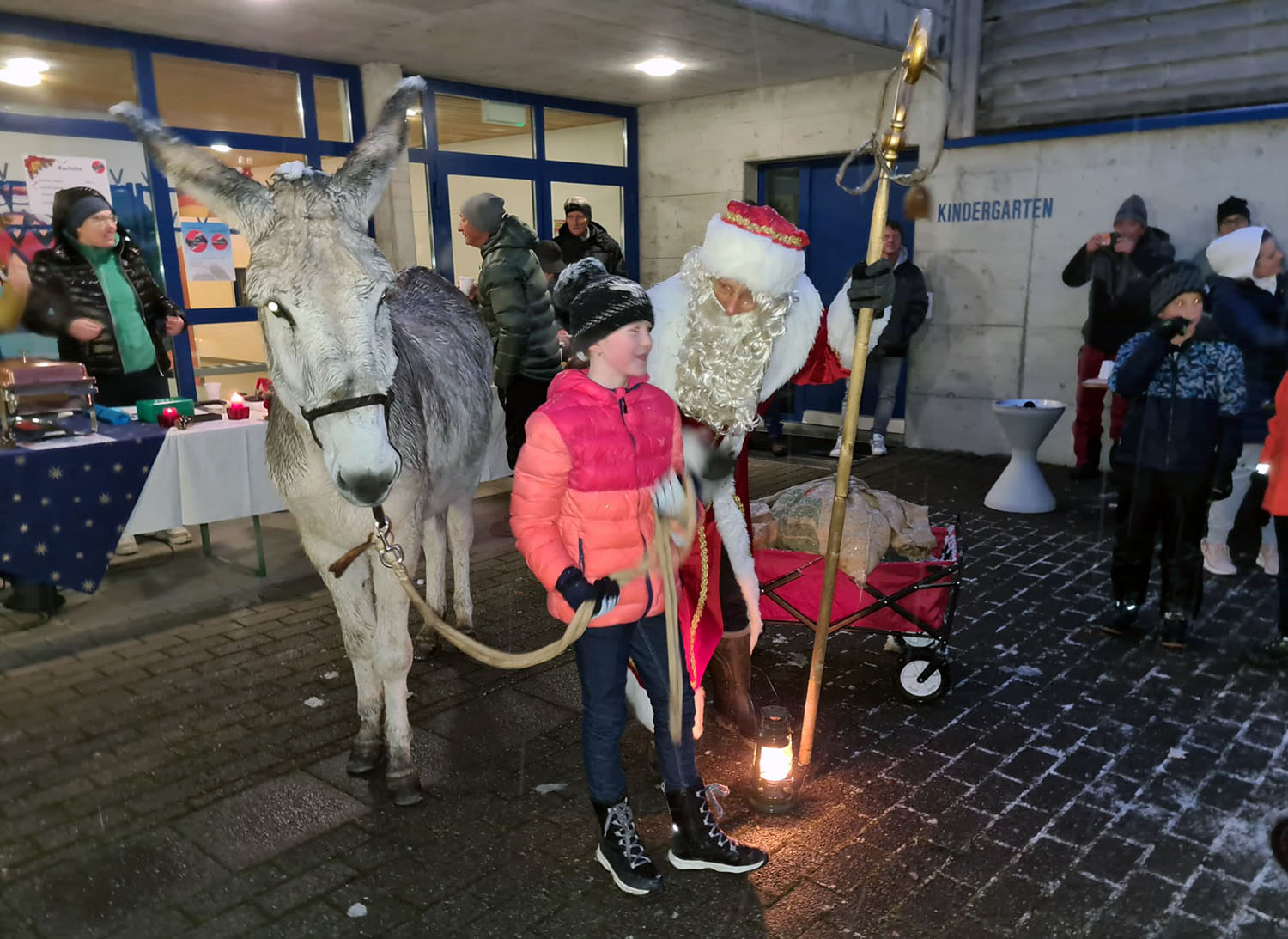 Der Samichlaus mit seinem Esel und vielen Kindern am Adventsapéro