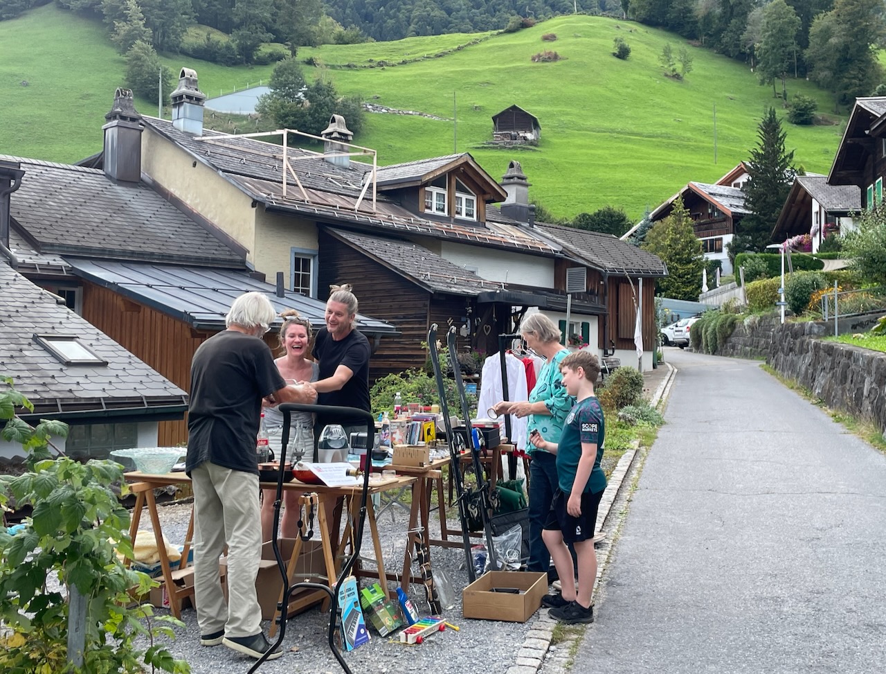 Dorfverein Schwändi Schwändi: Ein Dorf schafft Platz, Flohmarkt 2023